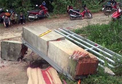 Thương tâm: Cổng trường đè chết bé trai 8 tuổi