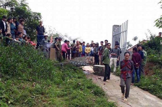 Thương tâm: Cổng trường đè chết bé trai 8 tuổi