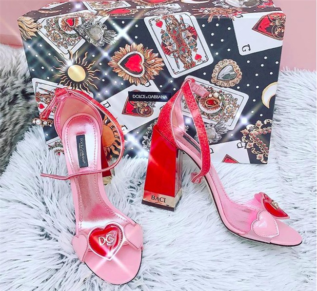 Có ai như Ngọc Trinh, đã sắm một loạt đồ hiệu màu hồng lại còn diện cả loạt váy áo màu hồng mới chịu - Ảnh 1.