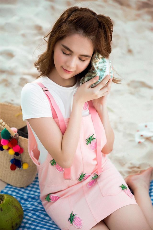 Có ai như Ngọc Trinh, đã sắm một loạt đồ hiệu màu hồng lại còn diện cả loạt váy áo màu hồng mới chịu - Ảnh 15.