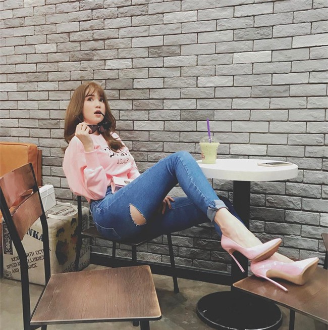 Có ai như Ngọc Trinh, đã sắm một loạt đồ hiệu màu hồng lại còn diện cả loạt váy áo màu hồng mới chịu - Ảnh 18.