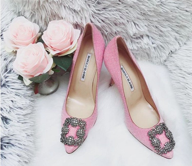 Có ai như Ngọc Trinh, đã sắm một loạt đồ hiệu màu hồng lại còn diện cả loạt váy áo màu hồng mới chịu - Ảnh 2.