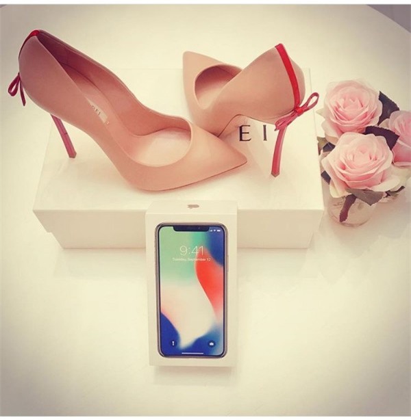 Có ai như Ngọc Trinh, đã sắm một loạt đồ hiệu màu hồng lại còn diện cả loạt váy áo màu hồng mới chịu - Ảnh 3.