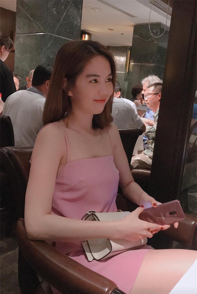 Có ai như Ngọc Trinh, đã sắm một loạt đồ hiệu màu hồng lại còn diện cả loạt váy áo màu hồng mới chịu - Ảnh 6.