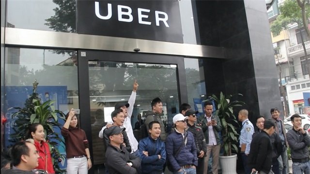 Uber bán mình cho Grab: Gom hết khách, bao sân tha hồ tăng giá