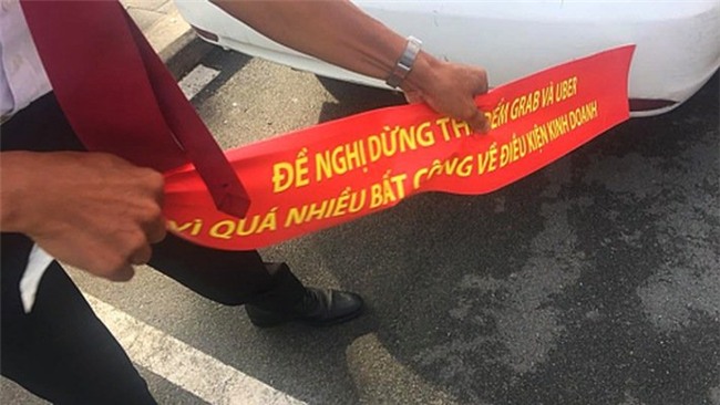 Uber bán mình cho Grab: Gom hết khách, bao sân tha hồ tăng giá