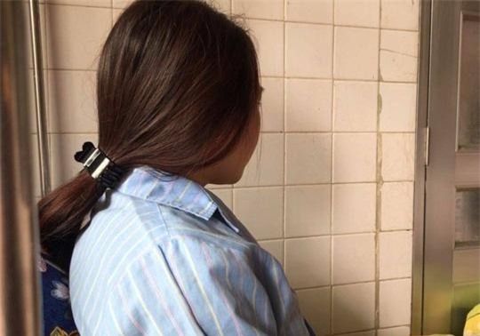 phu huynh danh co giao mang thai bi cam di khoi noi cu tru - 1