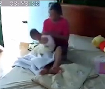 phan no canh bao mau giat, lac be vai thang tuoi nhu do vat - 1