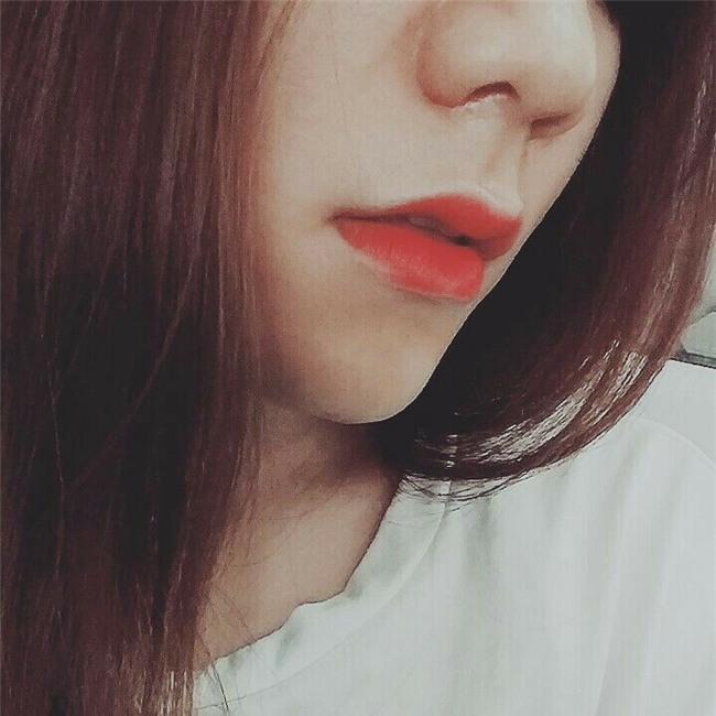 Khoe môi gợi cảm tiện thể khoe luôn ria mép, cô gái khiến cư dân mạng mắt xem ảnh tay nhặt mồm vì cười - Ảnh 2.