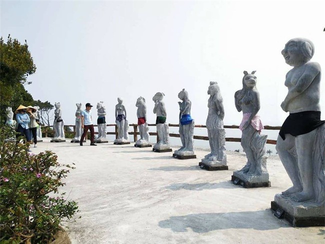 12 tượng khỏa thân ở Đồ Sơn gây bão sẽ được chủ nhân mặc quần áo - Ảnh 1.