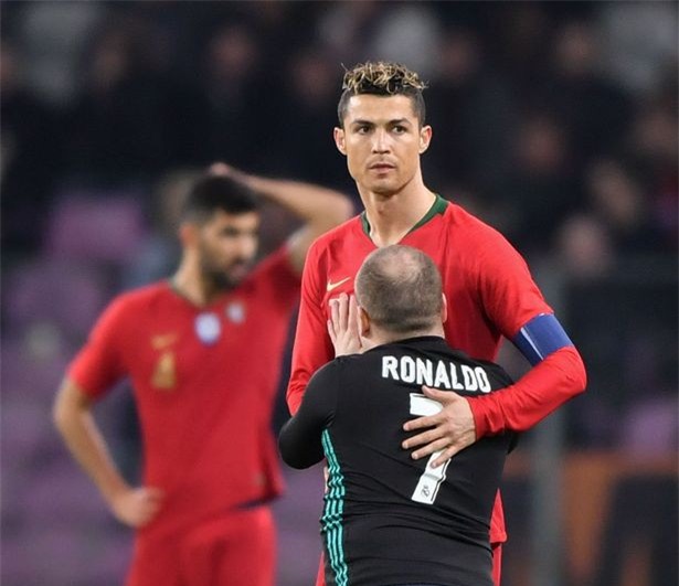 Fan cuồng chạy vào sân cưỡng hôn khiến Ronaldo đơ người - Ảnh 3.