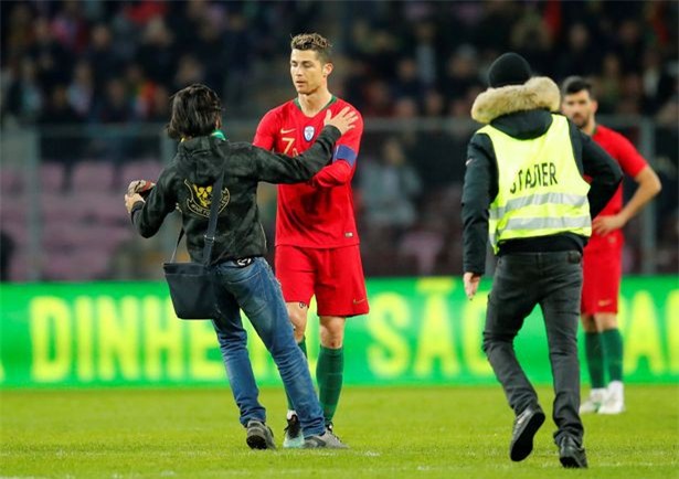 Fan cuồng chạy vào sân cưỡng hôn khiến Ronaldo đơ người - Ảnh 5.