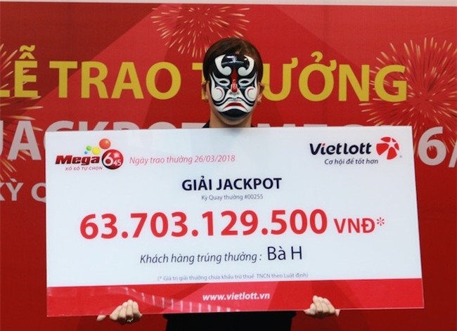 Nữ nhân viên văn phòng tay run run nhận jackpot 64 tỉ của Vietlott