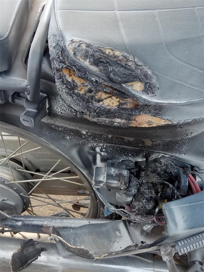 Chàng trai bối rối nhìn xe máy bốc cháy giữa đường và quyết định của 2 người đàn ông - Ảnh 2.