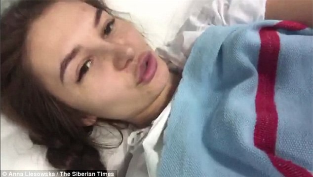 Nhảy từ tầng 6 xuống để thoát khỏi kẻ tấn công, người mẫu Nga gãy cột sống nằm viện nhưng vẫn bị cảnh sát bắt giữ - Ảnh 3.