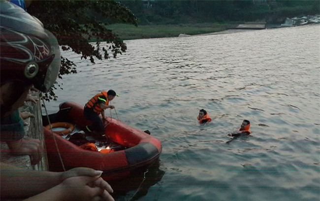 Thi thể đôi nam nữ ôm chặt nhau dưới đáy hồ