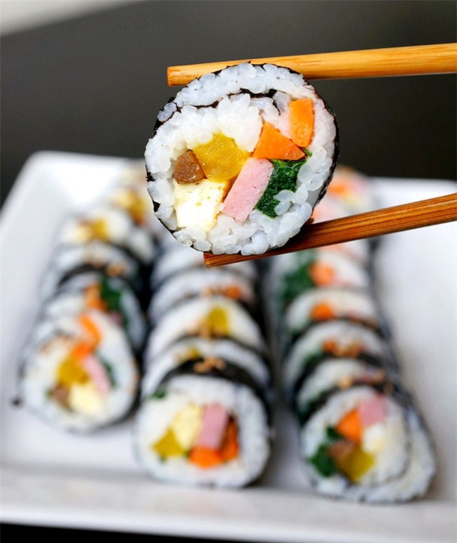 Cơm cuộn gimbap chẳng lo rách lá rong biển nếu trước khi cuộn bạn làm thêm thao tác này - Ảnh 1.