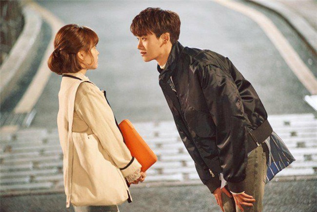 bi ban trai mang chi vi lun ma van mac vay, co gai khien dan mang uc che soi suc - 1