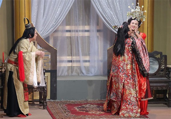 Loạt ảnh lộ rõ thói quen thích ôm, hôn đồng nghiệp nữ của Trường Giang - Ảnh 1.