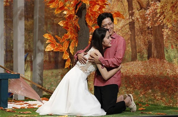 Loạt ảnh lộ rõ thói quen thích ôm, hôn đồng nghiệp nữ của Trường Giang - Ảnh 8.