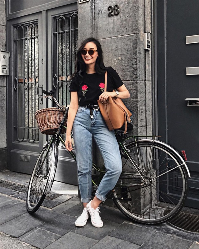 Sơmi cách điệu + quần jeans: quý cô châu Á đang khởi động mùa hè bằng combo điệu đà mà năng động này - Ảnh 12.