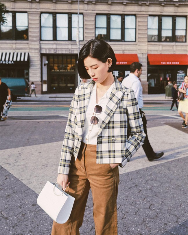 Sơmi cách điệu + quần jeans: quý cô châu Á đang khởi động mùa hè bằng combo điệu đà mà năng động này - Ảnh 4.