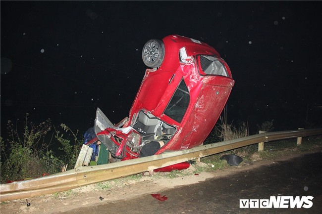 Ô tô đâm vào thanh chắn chổng vó lên trời, tài xế thiệt mạng - Ảnh 1.