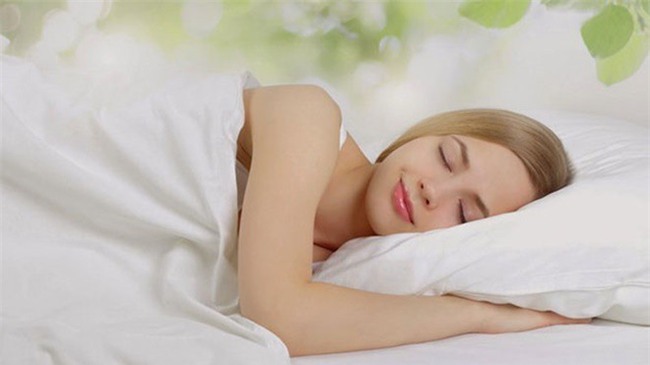 Tiết lộ nguyên nhân bất ngờ khiến 2 vợ chồng cứ ôm nhau ngủ im thin thít mỗi khi trời mưa - Ảnh 1.