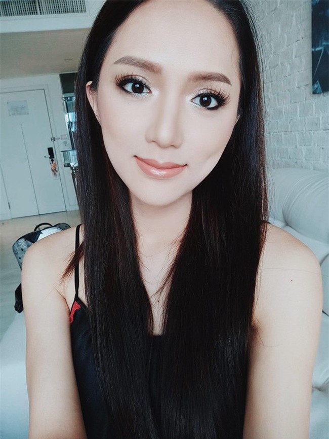 Dưới bàn tay trang điểm của chuyên gia người Thái, nhan sắc của Hoa hậu Hương Giang trông khác lạ bất ngờ  - Ảnh 2.