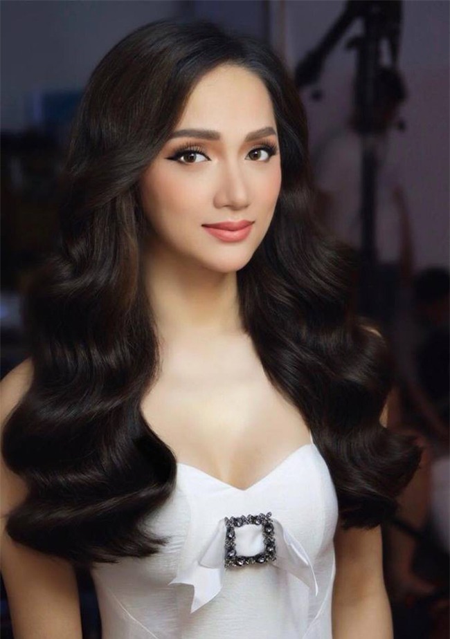 Dưới bàn tay trang điểm của chuyên gia người Thái, nhan sắc của Hoa hậu Hương Giang trông khác lạ bất ngờ  - Ảnh 6.