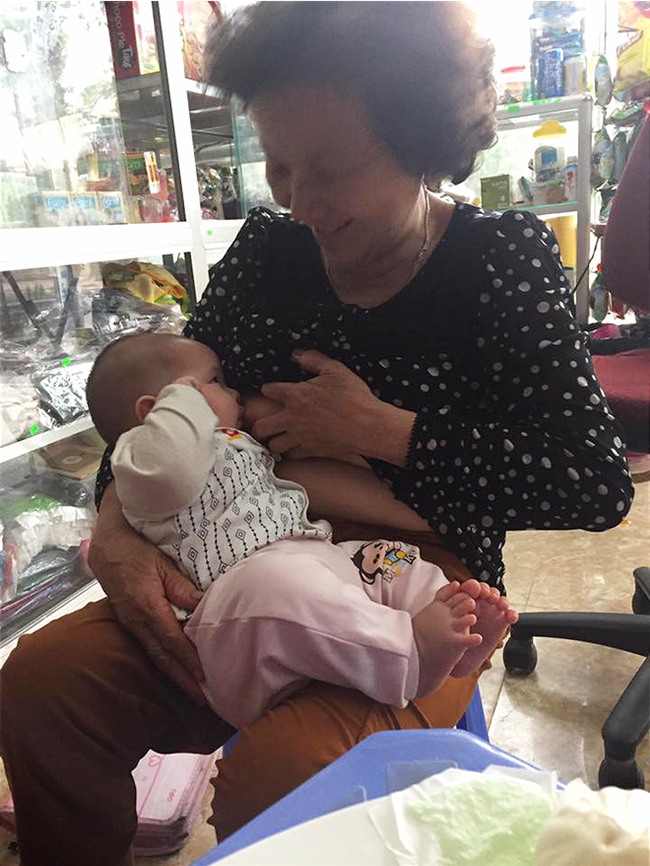 Bà nội cho cháu bú ti, mẹ chụp ảnh đem lên khoe khiến hội chị em tranh cãi nảy lửa - Ảnh 2.