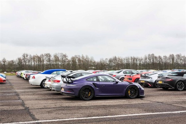 Một bức ảnh nhìn thôi đã toát lên sự giàu có: Hội nhà giàu offline, hơn 300 siêu xe trị giá 2.400 tỷ tụ hội - Ảnh 8.