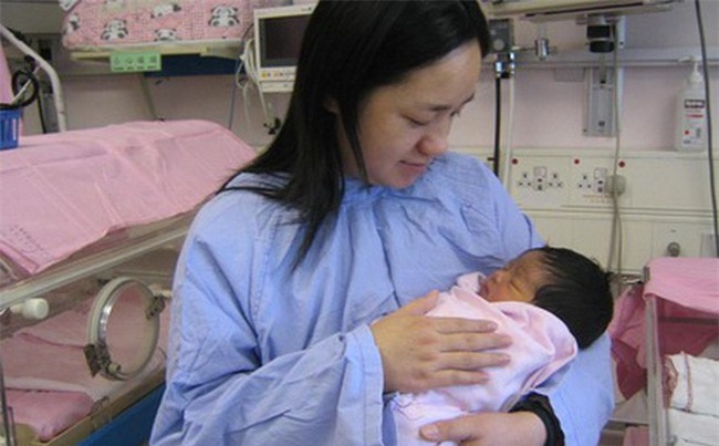 Trách chị dâu tự nhiên mang bầu cùng thời điểm, lo con mình sẽ ít được bà nội chăm sóc, cô nàng bị chị em dội nước lạnh - Ảnh 1.