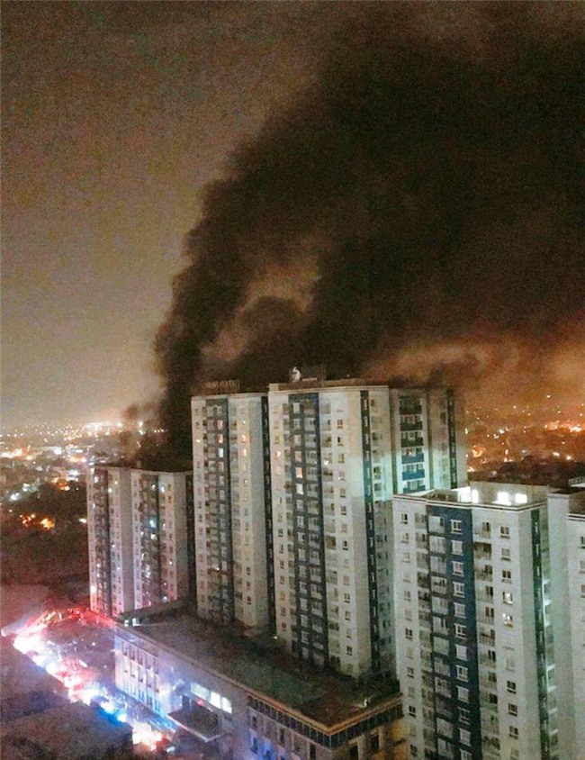 vu chay chung cu carina 13 nguoi chet: tam dinh chi cong tac 1 dai uy canh sat pccc - 1