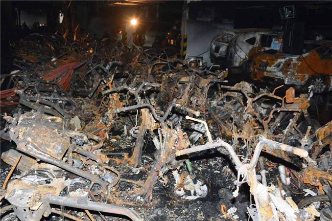 vu chay chung cu carina 13 nguoi chet: tam dinh chi cong tac 1 dai uy canh sat pccc - 3