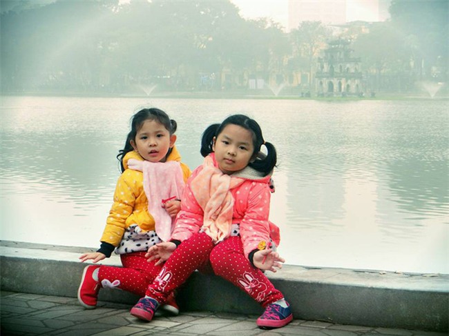 Clip 2 con gái vừa khám vết thương cho bố vừa khóc nhè bất ngờ được share dữ dội trên MXH - Ảnh 5.