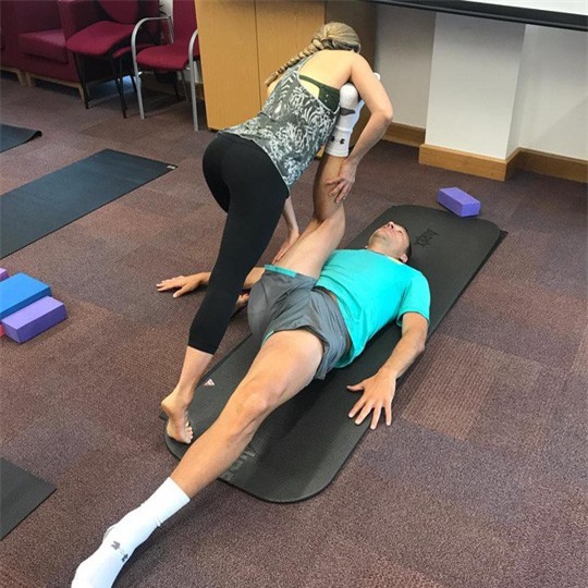 Cô giáo yoga xinh đẹp giúp sức Terry và đồng đội - Ảnh 2.