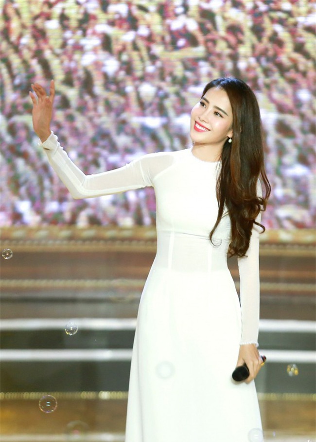 Soi ca sĩ Việt hát live: Nam Em hát Bolero không thua kém Như Quỳnh - Ảnh 1.