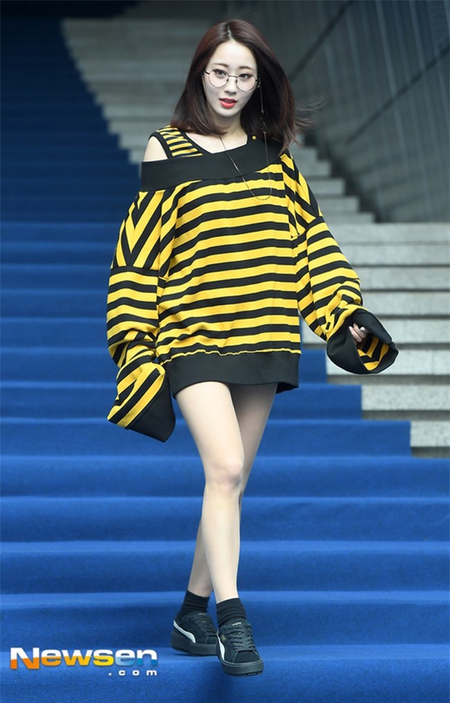 Chẳng còn hứng thú khoe street style sành điệu, Hà Hồ - Phạm Hương lại muốn xem ai lạ hơn ai - Ảnh 17.