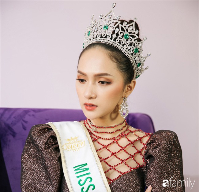 Hoa hậu Hương Giang: Lần đầu tiên sau 7 năm, bố mới dám đưa tôi về quê nội thắp hương