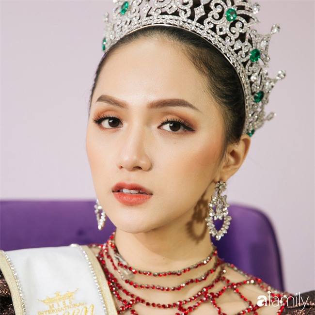 Hoa hậu Hương Giang: Lần đầu tiên sau 7 năm, bố mới dám đưa tôi về quê nội thắp hương