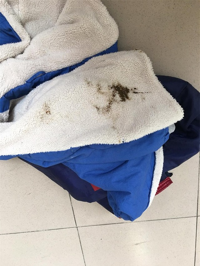 Phản đối mua điều hoà cũ, áo của con dính phân, phụ huynh làm đơn khiếu tố