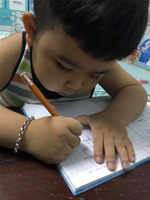 Ngoài ra, Kutin cũng được mẹ rèn cho việc viết chính tả. - Tin sao Viet - Tin tuc sao Viet - Scandal sao Viet - Tin tuc cua Sao - Tin cua Sao