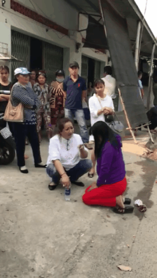 Cô bồ nhí bị quỳ gối, đánh thâm mắt vì vừa giật chồng vừa nhắn tin lớn giọng thách thức, chửi bới người vợ - Ảnh 1.