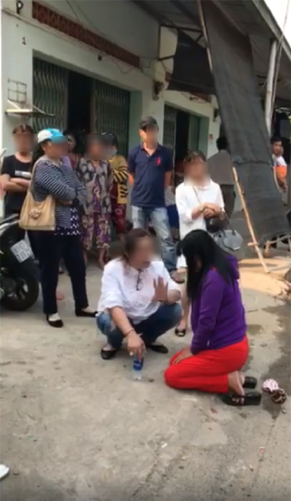 Cô bồ nhí bị quỳ gối, đánh thâm mắt vì vừa giật chồng vừa nhắn tin lớn giọng thách thức, chửi bới người vợ - Ảnh 2.
