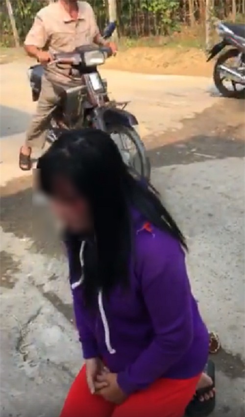 Cô bồ nhí bị quỳ gối, đánh thâm mắt vì vừa giật chồng vừa nhắn tin lớn giọng thách thức, chửi bới người vợ - Ảnh 3.