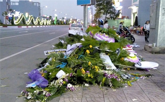 Giật mình với cả trăm vòng hoa viếng đổ đầy đường
