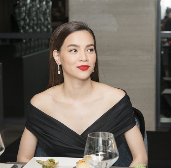 Hiện tại, Hồ Ngọc Hà đang có chuyến du lịch cùng Kim Lý và gia đình. Dạo gần đây, cả hai đã công khai&nbsp;tình cảm nên bên cạnh những lời chúc mừng thì nữ ca sĩ cũng nhận khá nhiều lời ra tiếng vào của anti-fan.&nbsp; - Tin sao Viet - Tin tuc sao Viet - Scandal sao Viet - Tin tuc cua Sao - Tin cua Sao