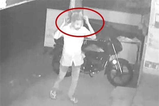 Tên trộm ngờ nghệch tự tin giấu mặt bằng túi nilon trong suốt rồi thản nhiên trộm cắp trước camera - Ảnh 1.