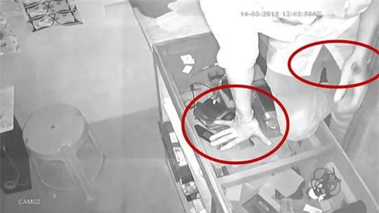 Tên trộm ngờ nghệch tự tin giấu mặt bằng túi nilon trong suốt rồi thản nhiên trộm cắp trước camera - Ảnh 2.